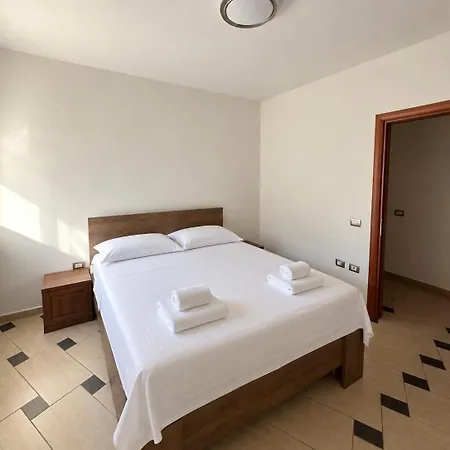 Sky Six - 2br Balcony - Steps From Center Appartement