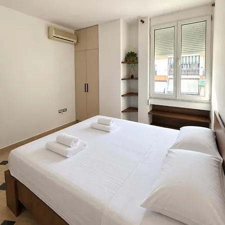 Sky Six - 2br Balcony - Steps From Center Appartement Tirana