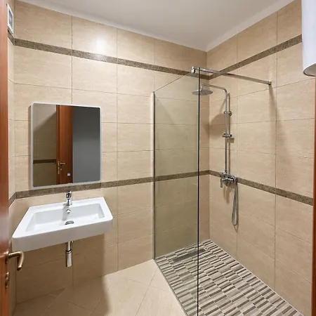 Appartement Sky Six - 2br Balcony - Steps From Center Tirana