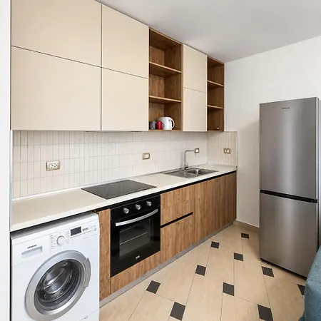 Appartement Sky Six - 2br Balcony - Steps From Center Tirana