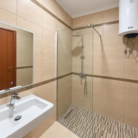 Sky Six - 2br Balcony - Steps From Center Appartement Tirana