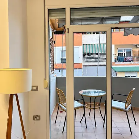 Sky Six - 2br Balcony - Steps From Center Appartement