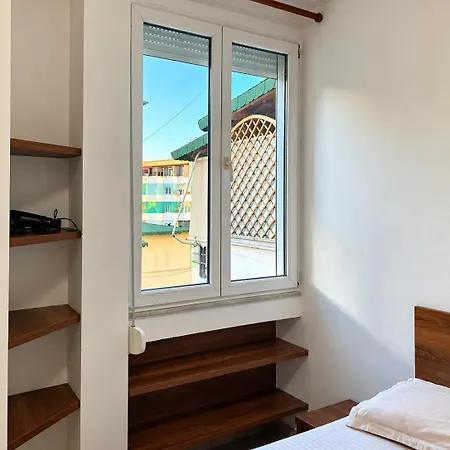 Sky Six - 2br Balcony - Steps From Center Appartement