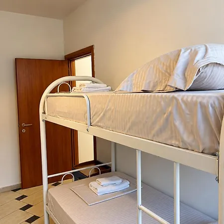 Sky Six - 2br Balcony - Steps From Center Appartement Tirana