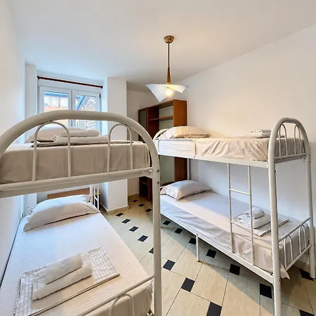 Sky Six - 2br Balcony - Steps From Center Appartement *