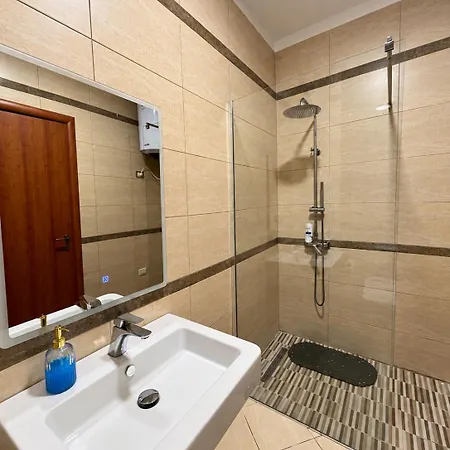 Sky Six - 2br Balcony - Steps From Center Appartement