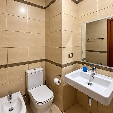 Sky Six - 2br Balcony - Steps From Center Appartement